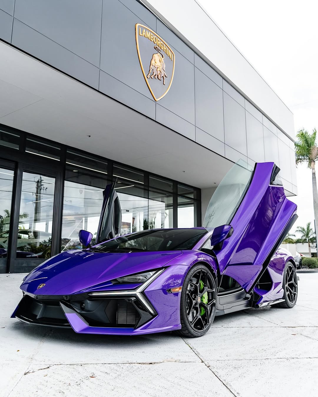 【唯一無二の存在感】2024 Lamborghini Revuelto – 進化を遂げたV12ハイブリッド・スーパーカー