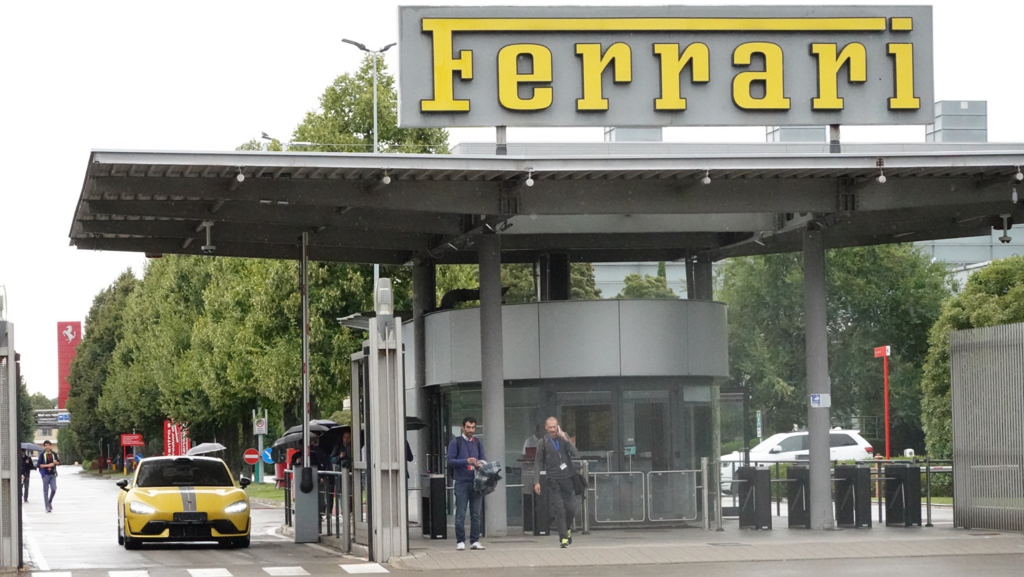 Ferrari、Xiaomi SU7 Ultra をテスト？中国EVがフェラーリ本拠地に出現の真相