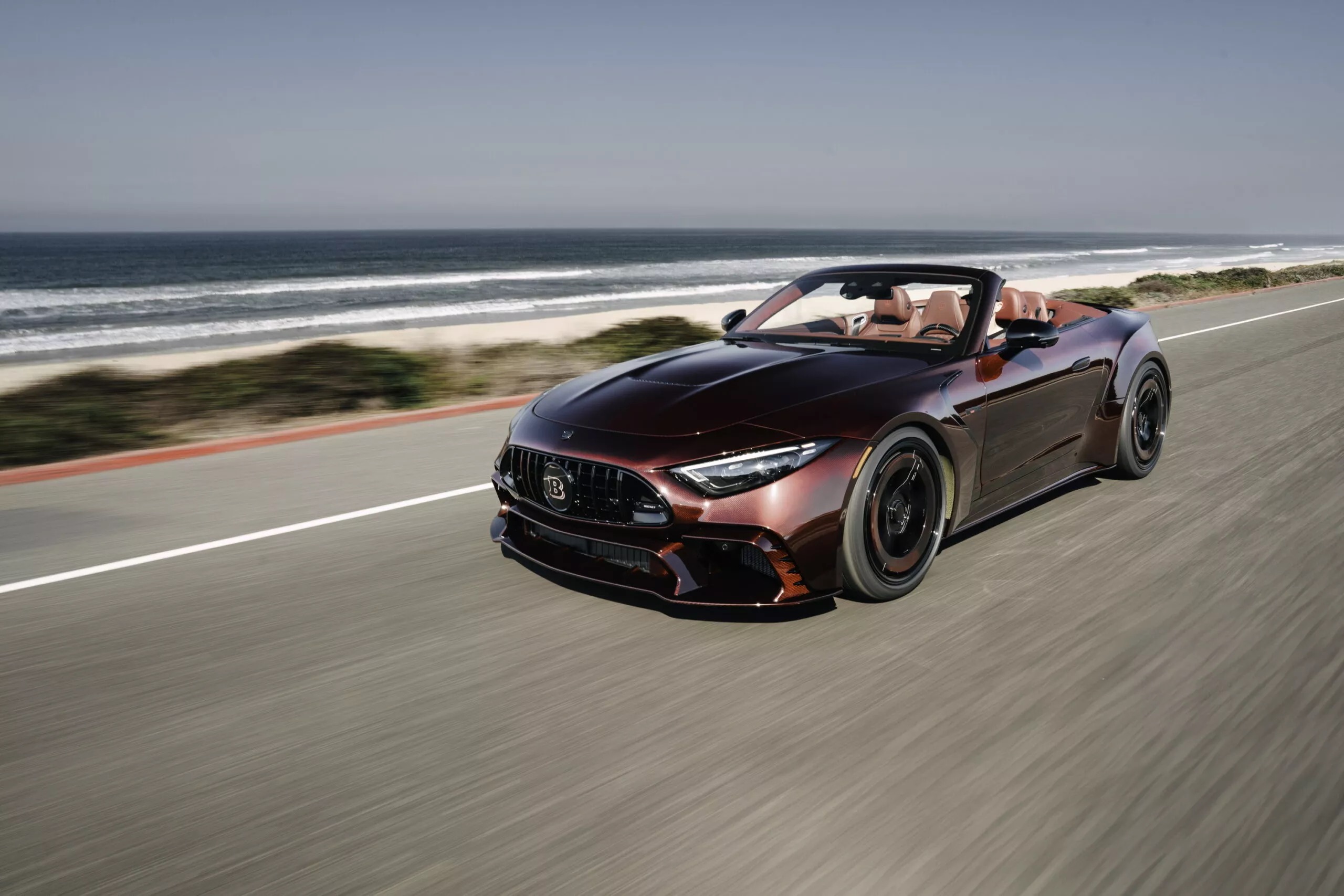 ブラバス Brabus Rocket GTC “DEEP RED” 発表：赤いカーボンと約986hpの“やりすぎ”オープンGT【価格・スペック・特徴まとめ】
